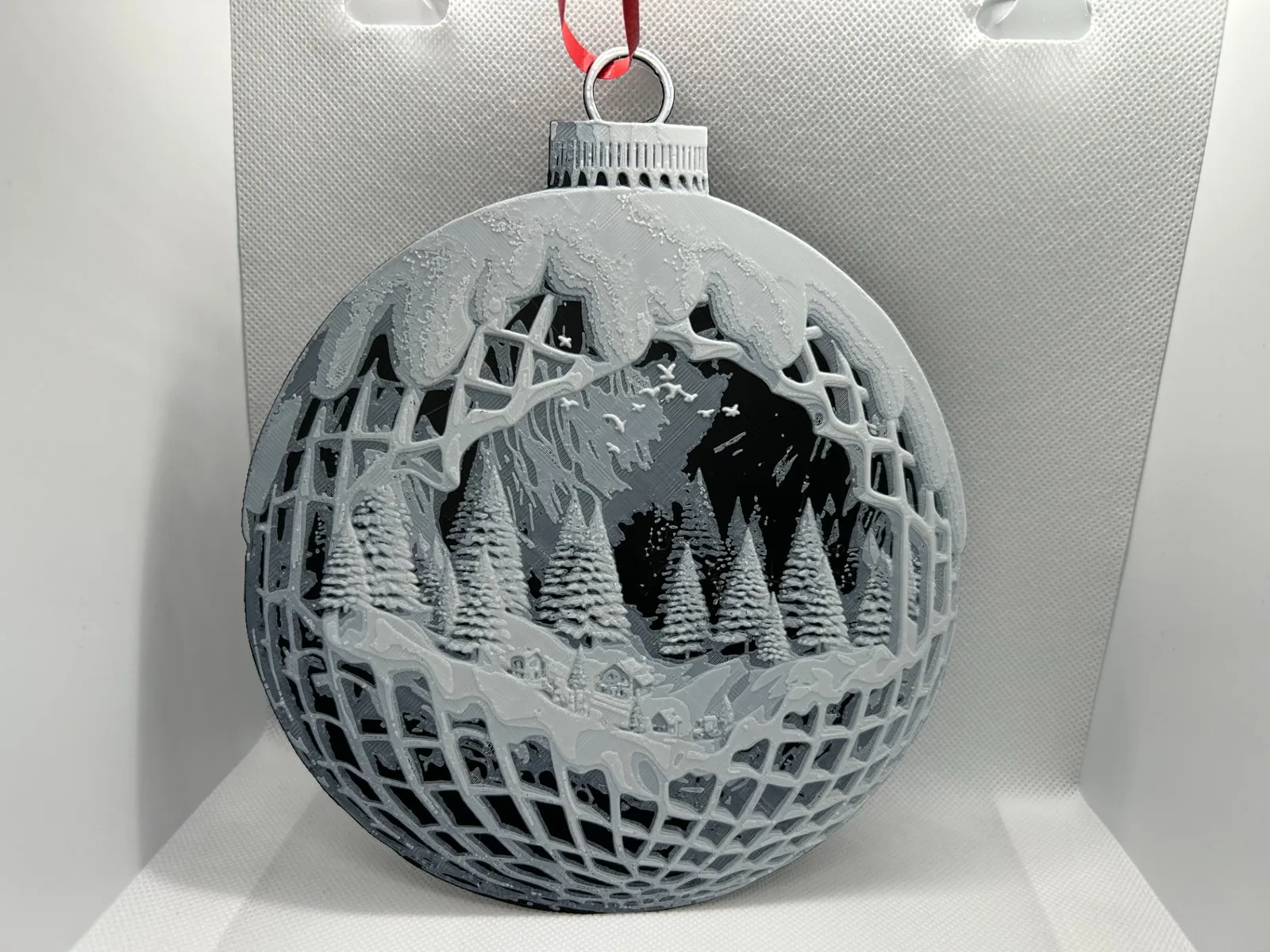 Esfera con paisaje navideño