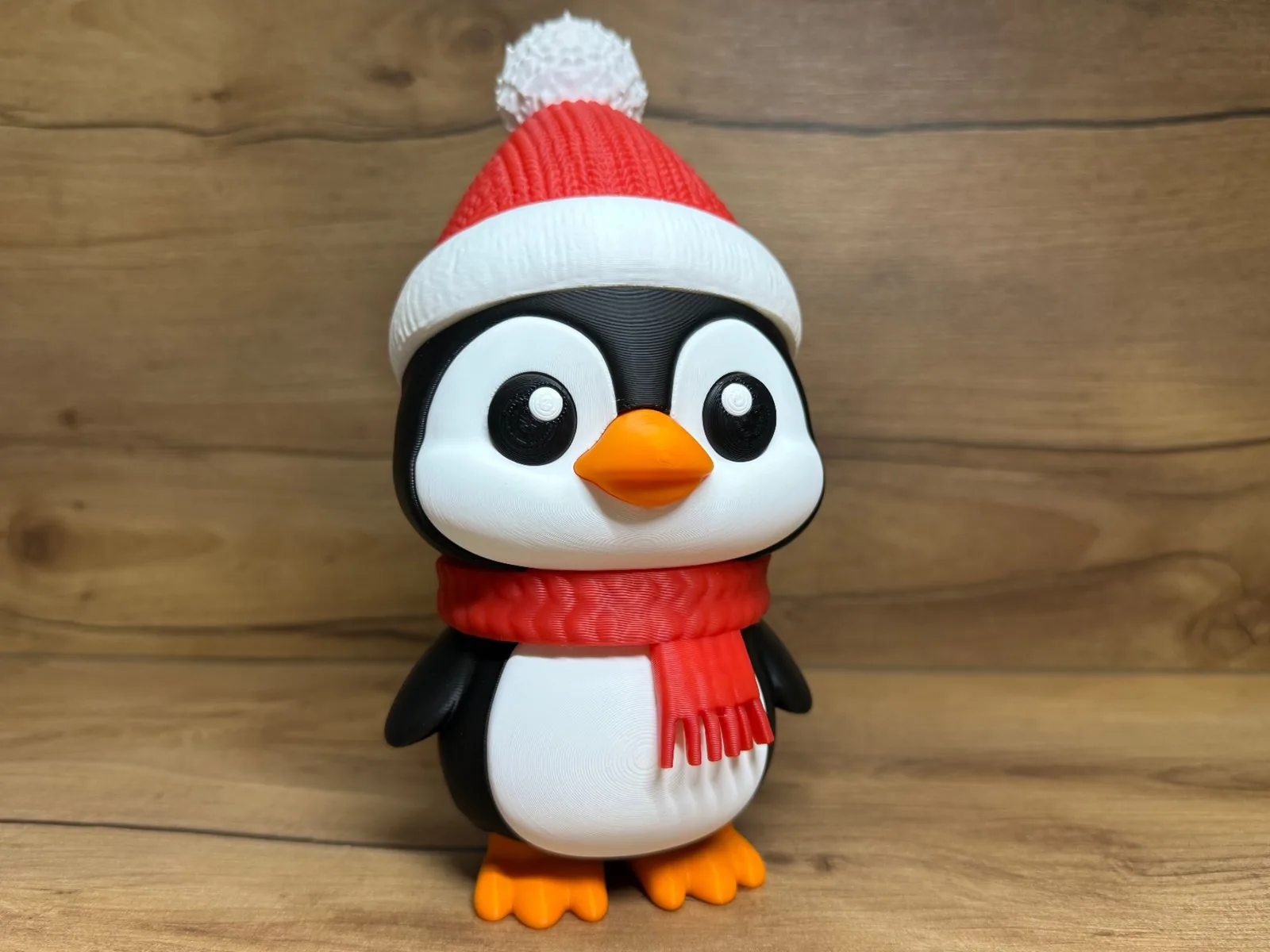 Pingüino navideño con gorro impreso en 3D