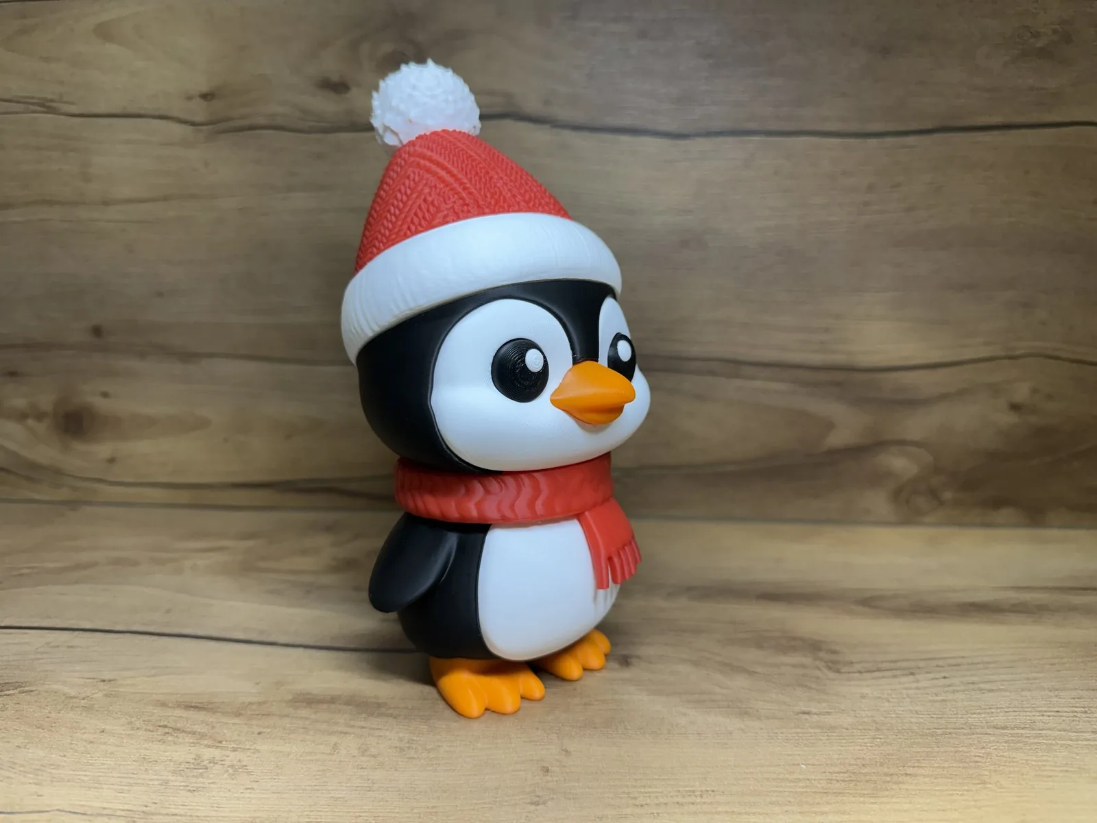 Pingüino navideño con gorro impreso en 3D, foto 2