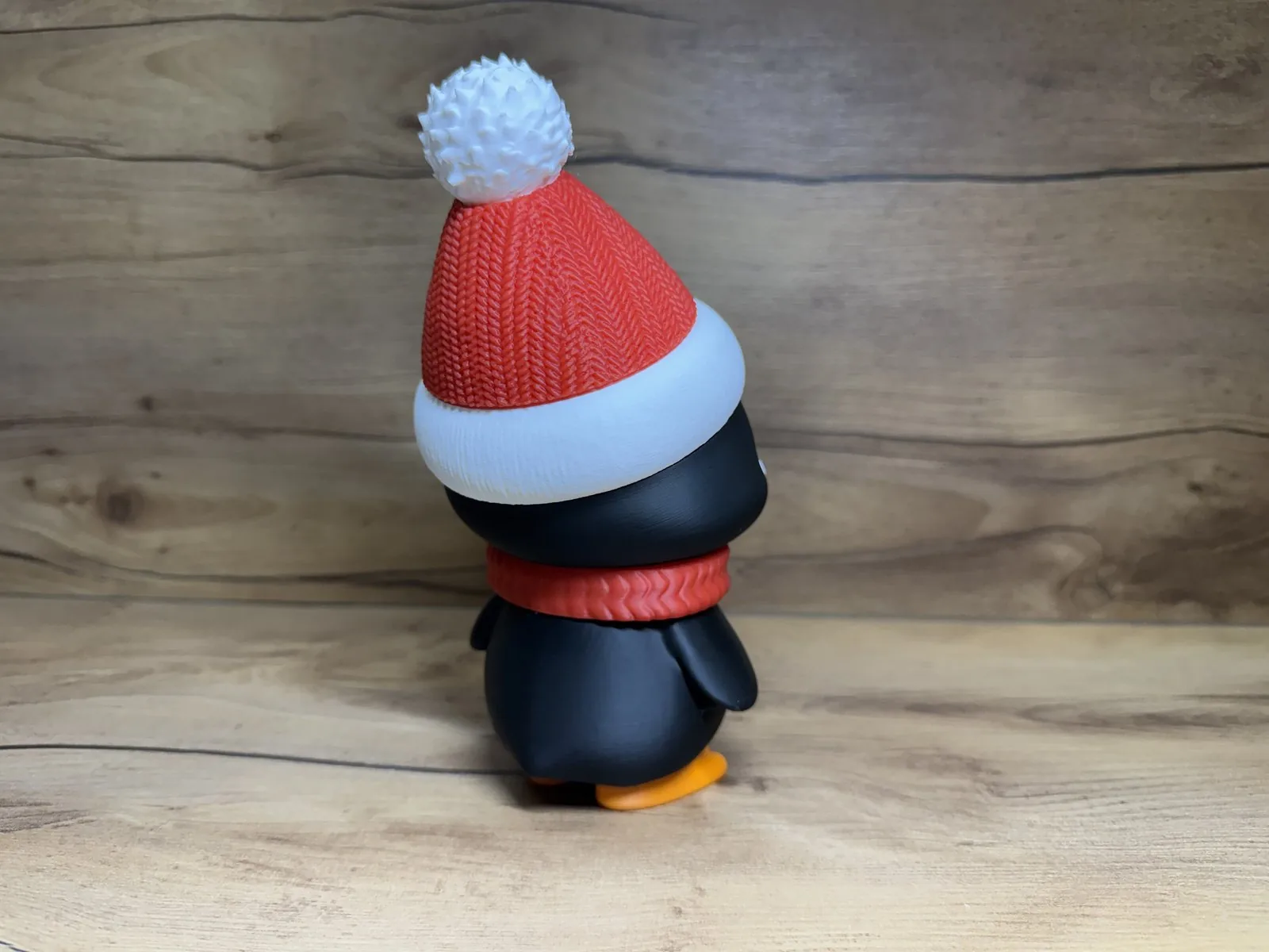 Pingüino navideño con gorro impreso en 3D, foto 3