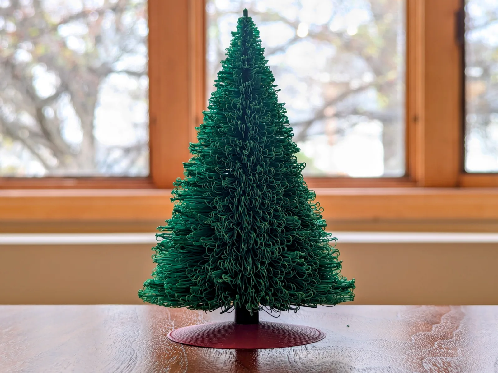 Árvore de Natal de galhos com tronco e base