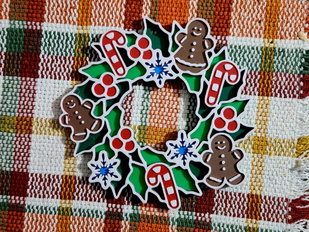 Coroa natalina de azevinho, bengalas doces e biscoitos de gengibre