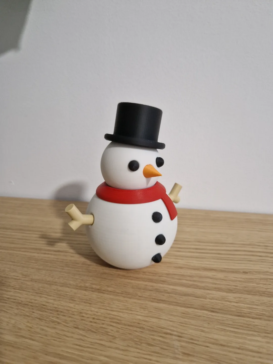 Muñeco de nieve con sombrero y brazos de ramita impreso en 3D, foto 3