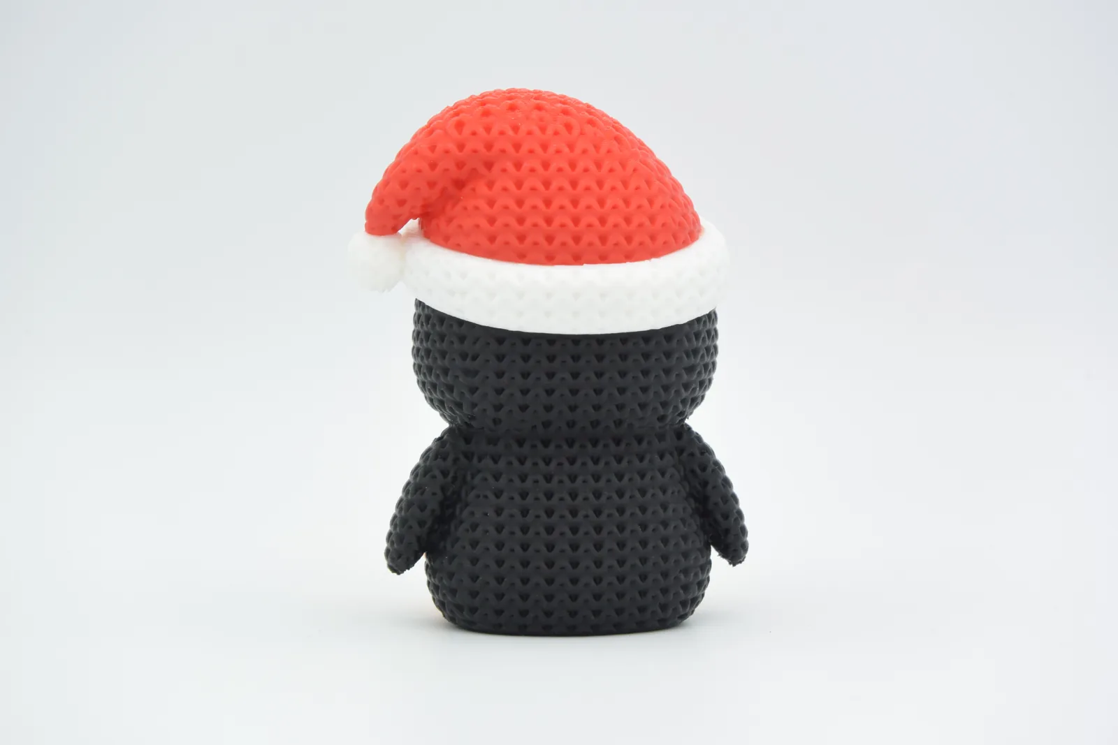 Pingüino tejido con gorro de Papá Noel impreso en 3D, foto 3