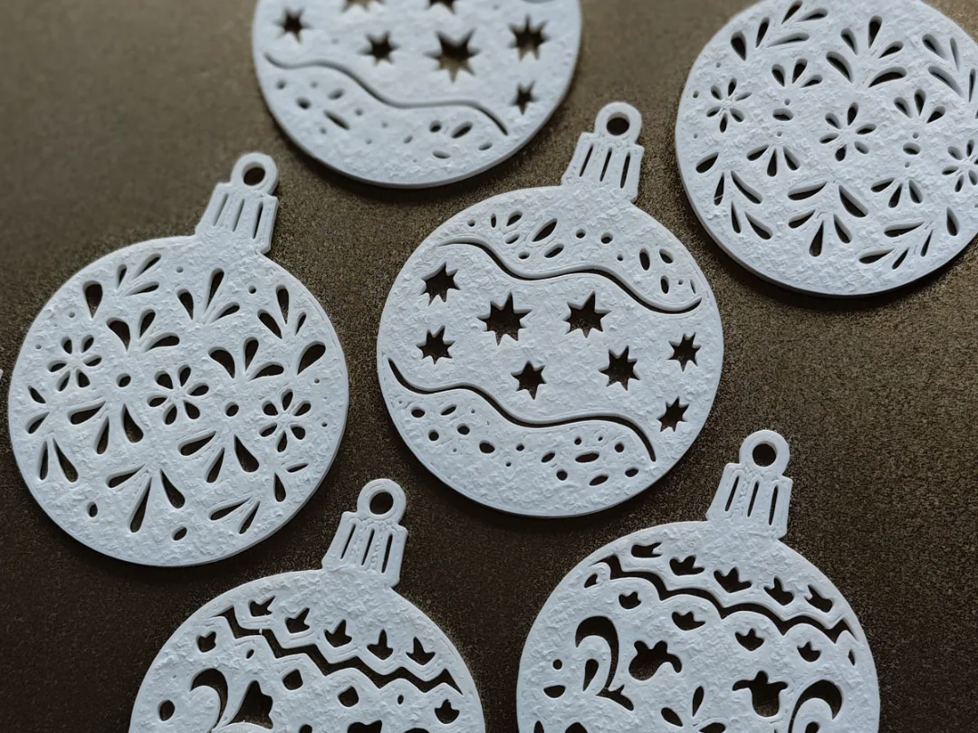 Set de esferas navideñas caladas de filigrana