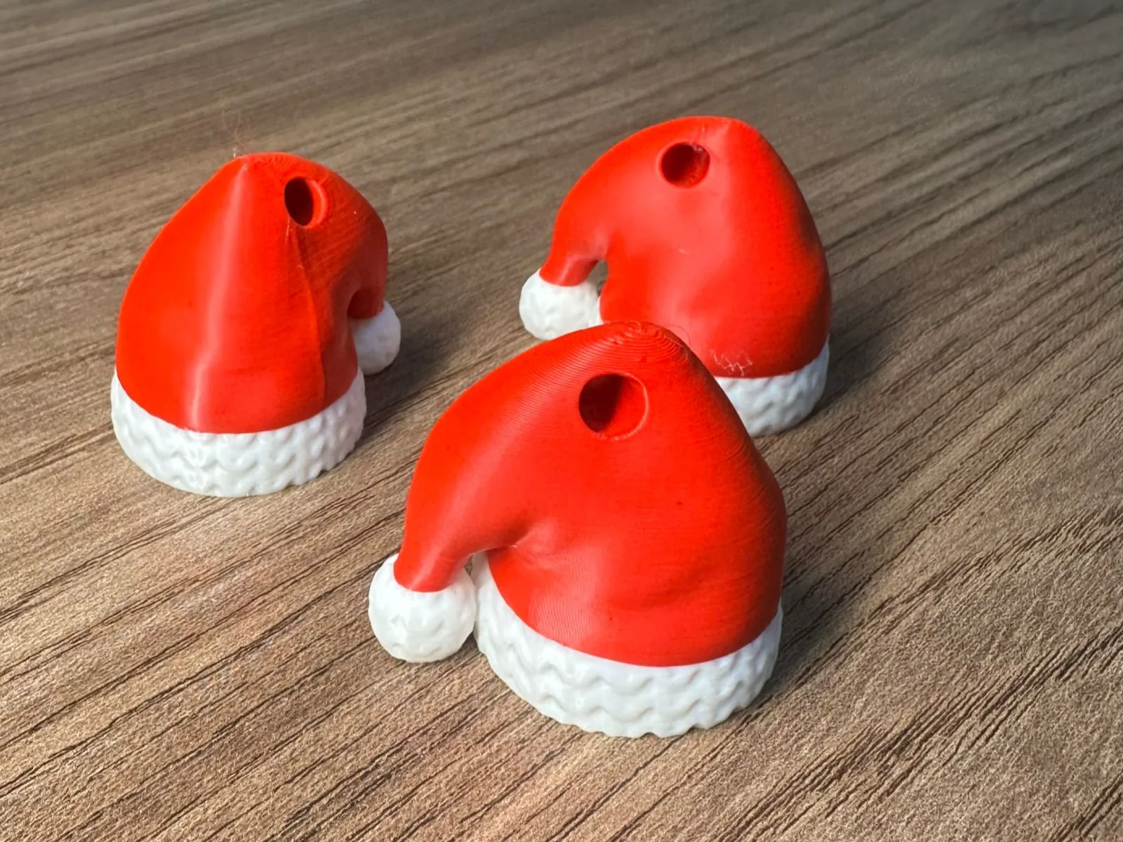 Gorros de Papá Noel tejidos para colgar