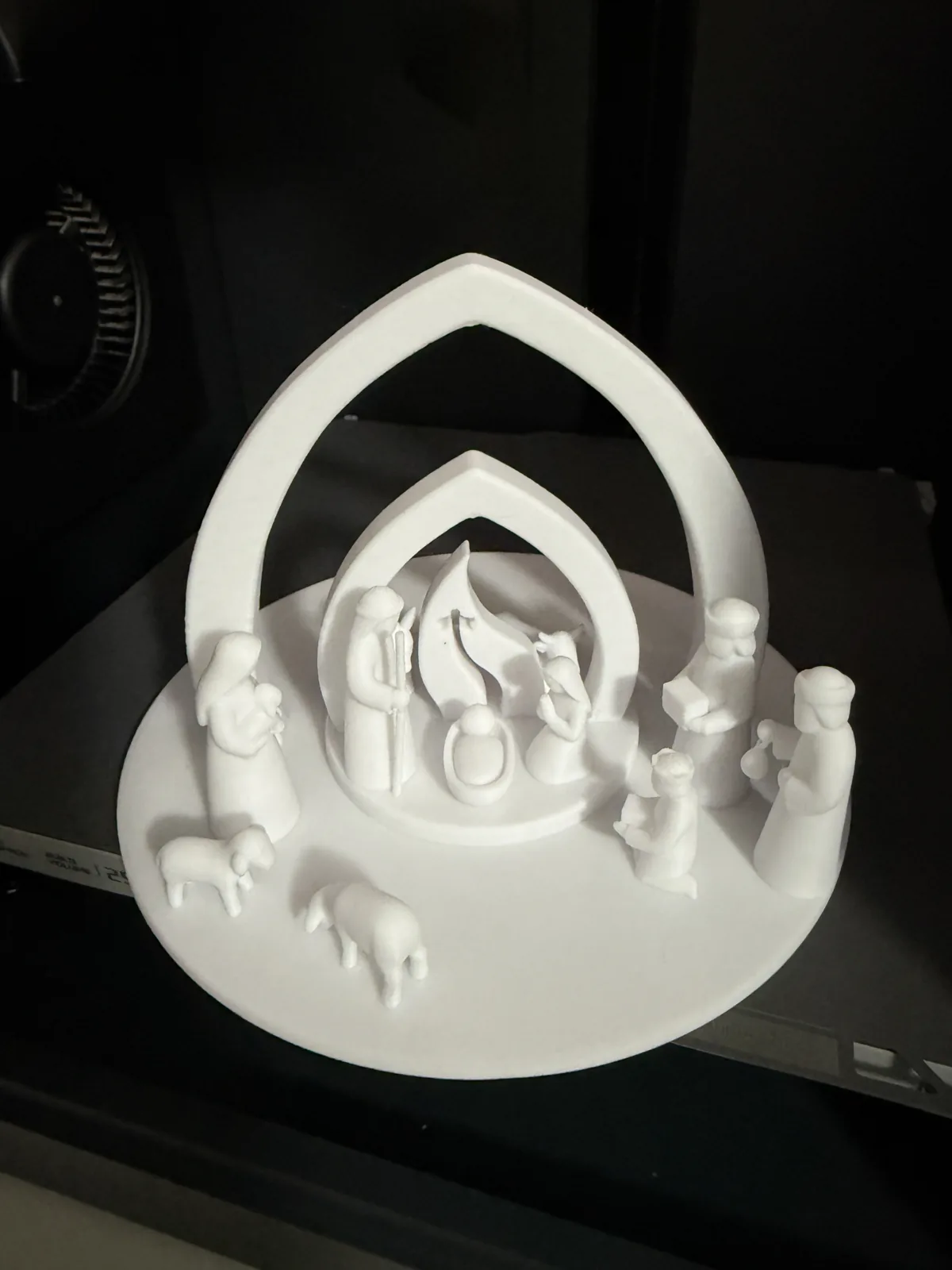 Pesebre minimalista con arco y luz impreso en 3D, foto 3