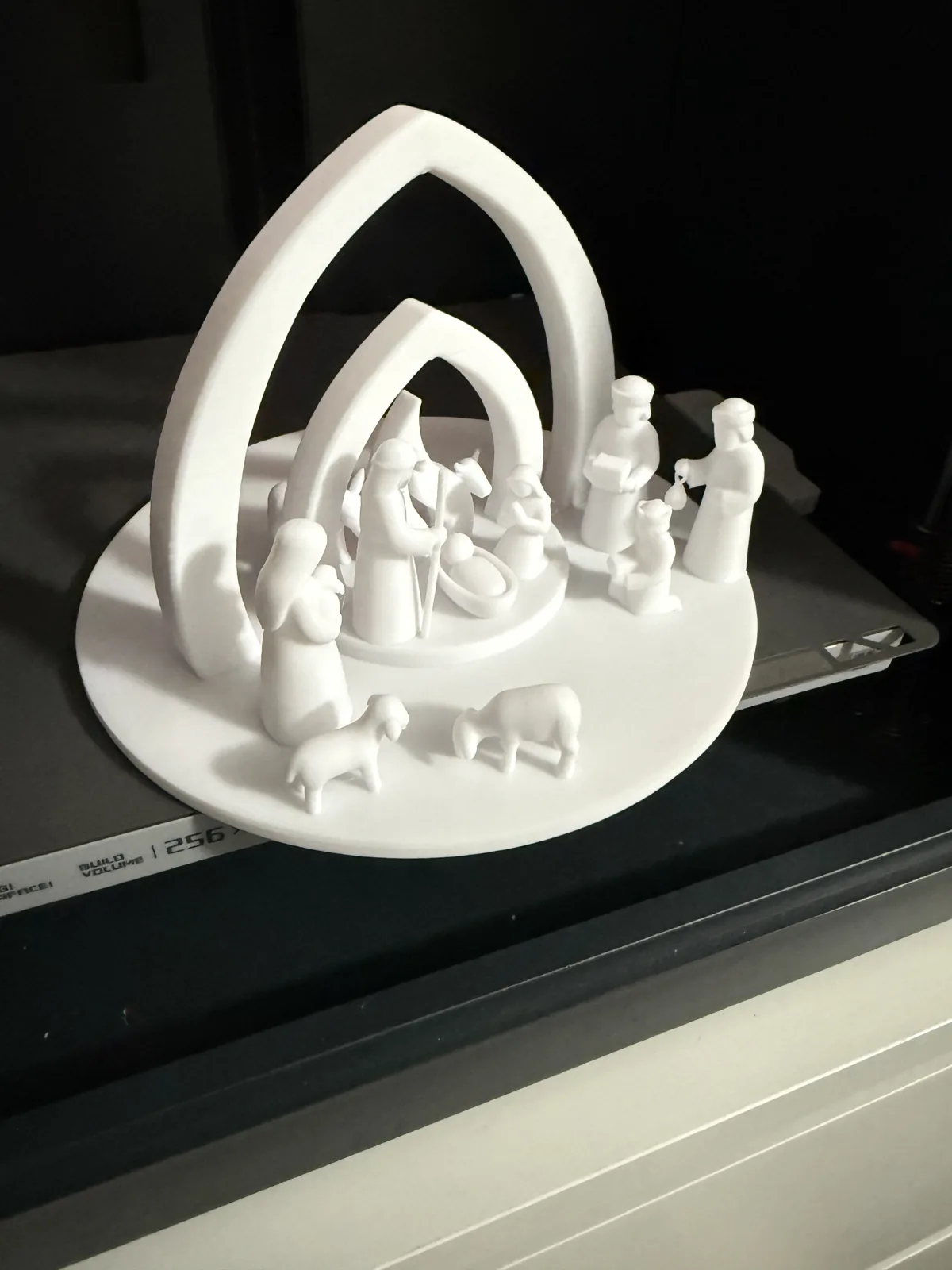 Pesebre minimalista con arco y luz impreso en 3D, foto 4