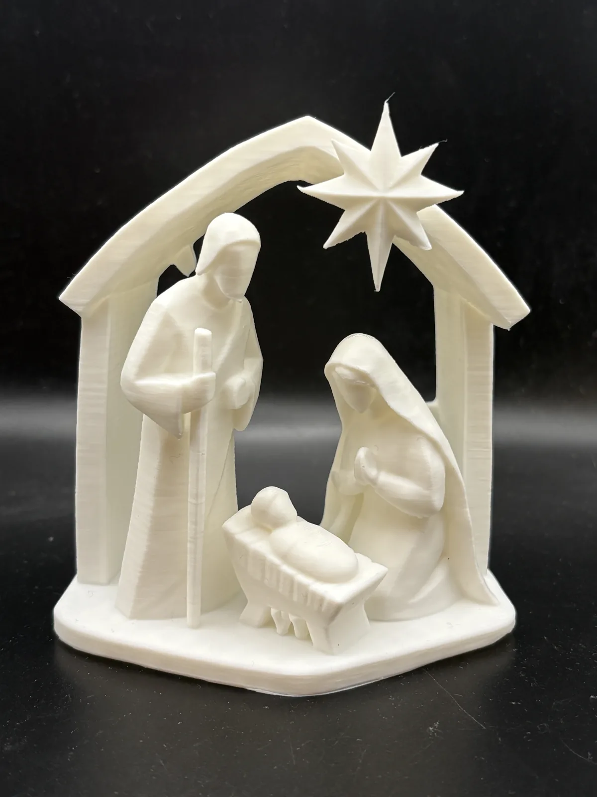 Sagrada Familia con establo y estrella