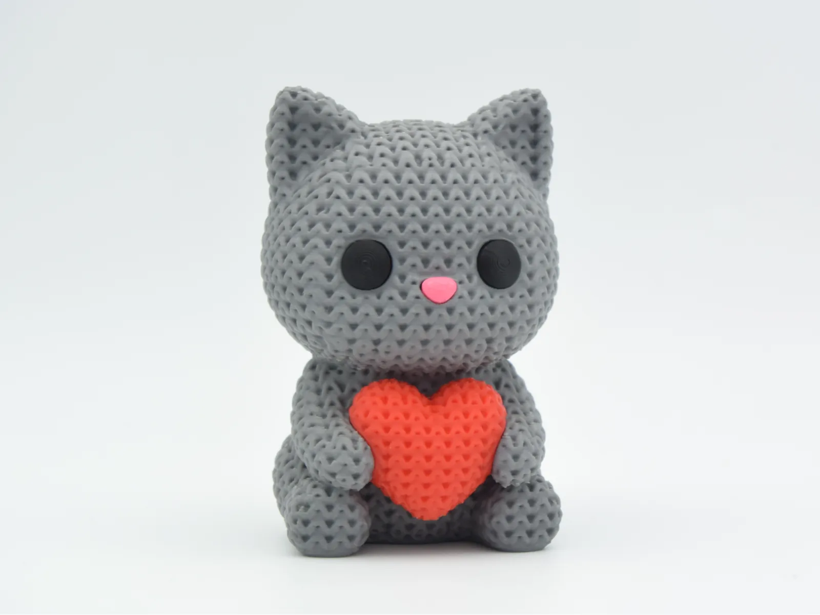 Gatito tejido con corazón