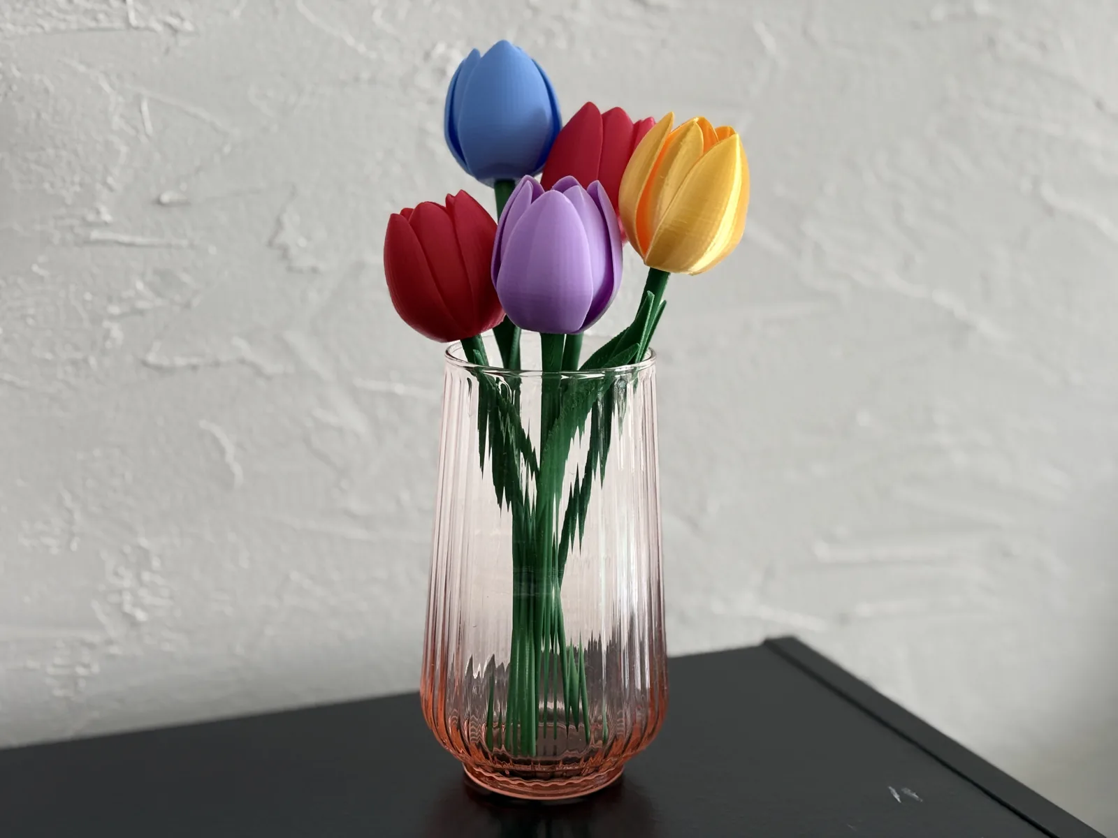 Tulipán con tallo y hojas