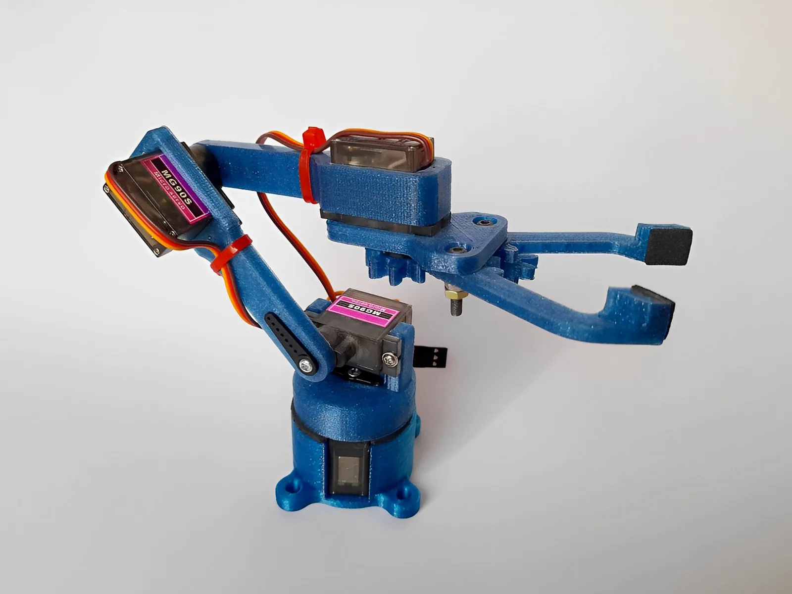 Brazo robótico de 4 ejes con pinza (Arduino)