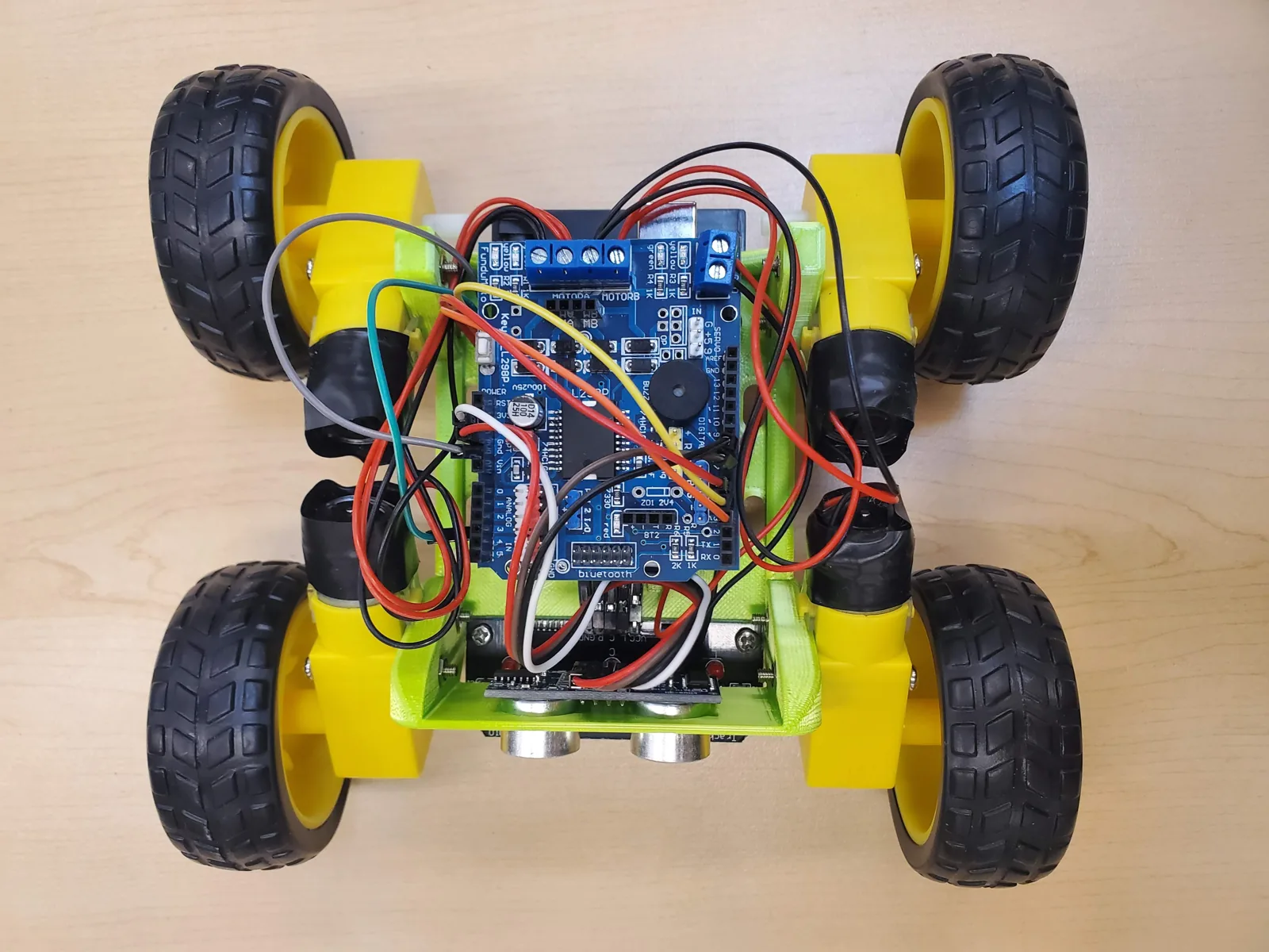 Carro robot 4x4 con Arduino Uno para esquivar obstáculos y seguir líneas impreso en 3D, foto 3