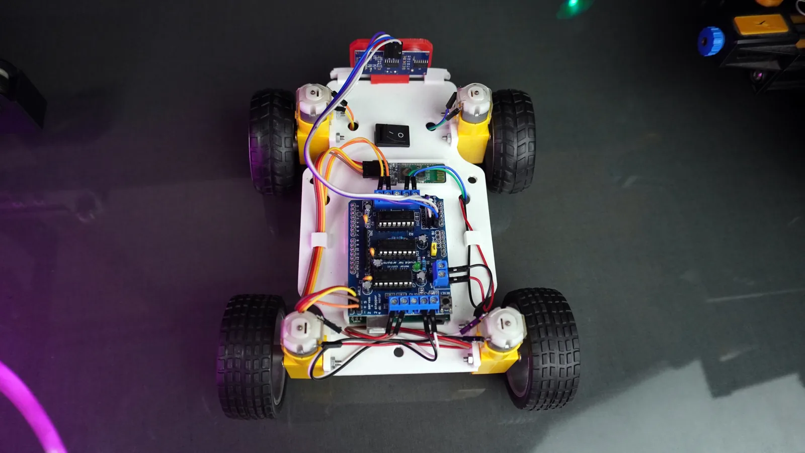 Carro robot con Arduino Uno, Bluetooth y sensor ultrasónico impreso en 3D, foto 3