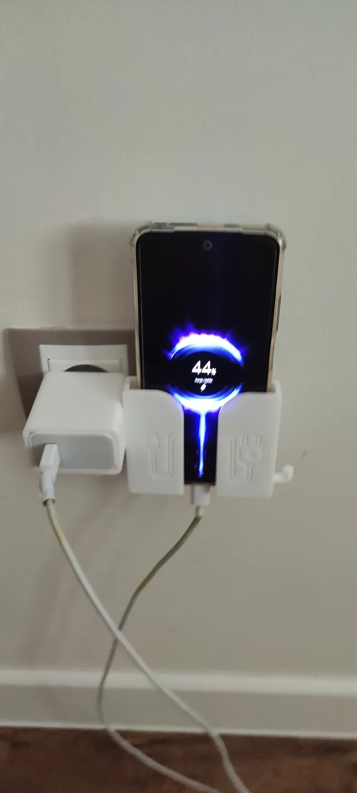 Soporte de celular para cargador de pared impreso en 3D, foto 4